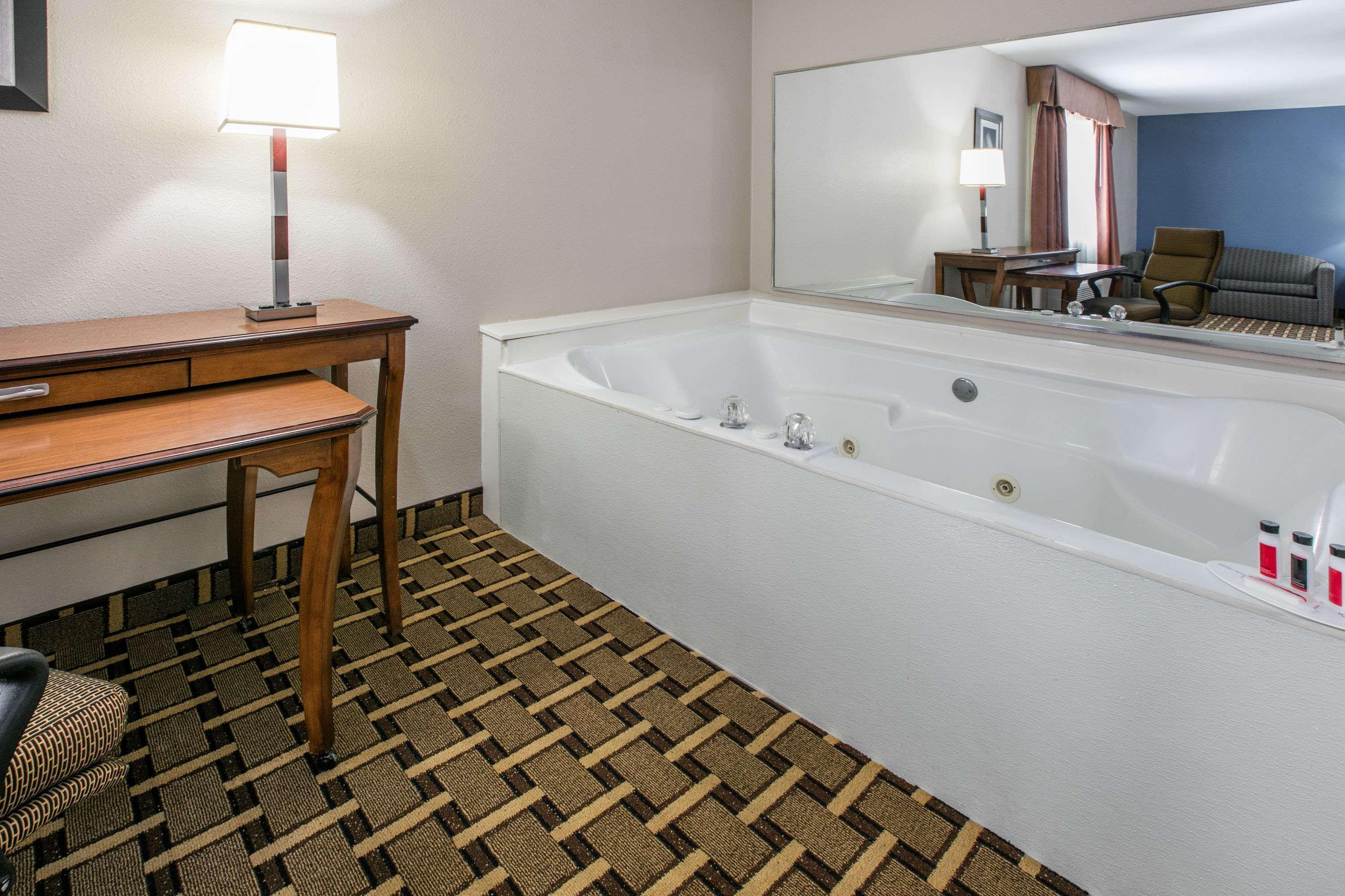 Baymont By Wyndham Lawton Hotell Exteriör bild